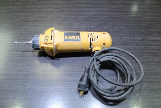 Outil à découper pour cloison sèche