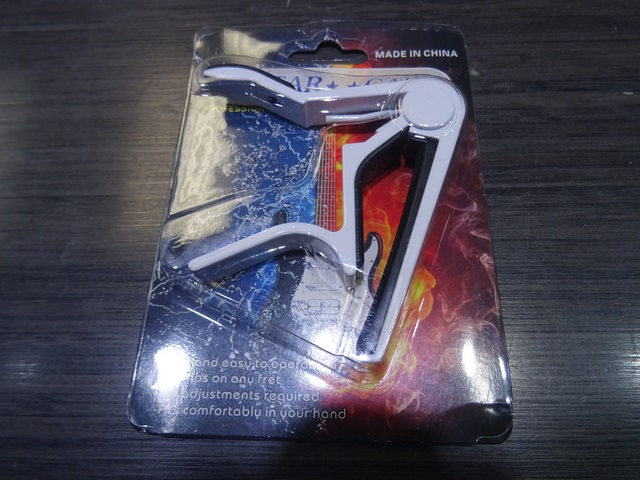 capo de guitare blanc