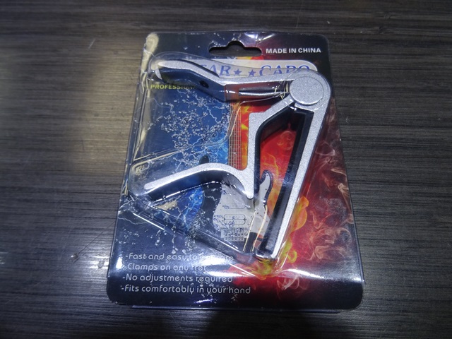 capo de guitare gris