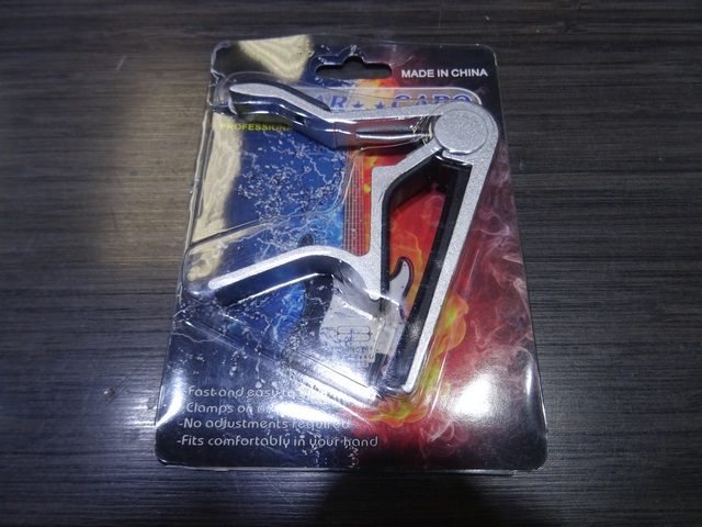 capo de guitare gris