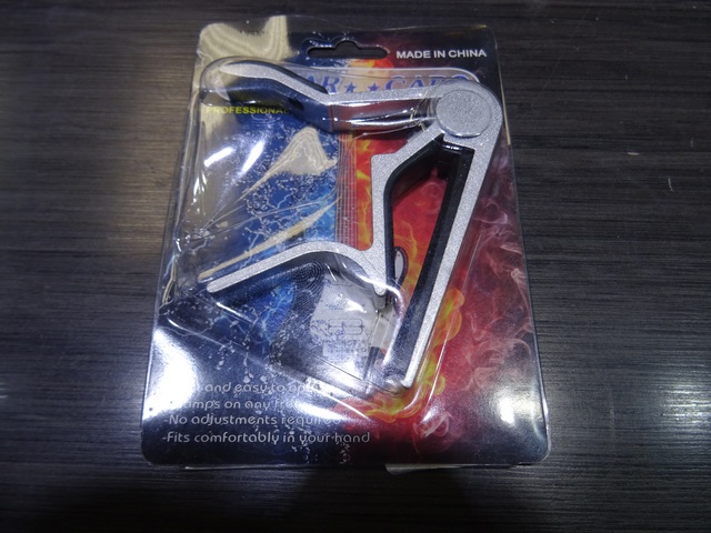 capo de guitare gris