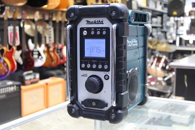 radio de chantier + batt 18v (plastique fermeture brisee)