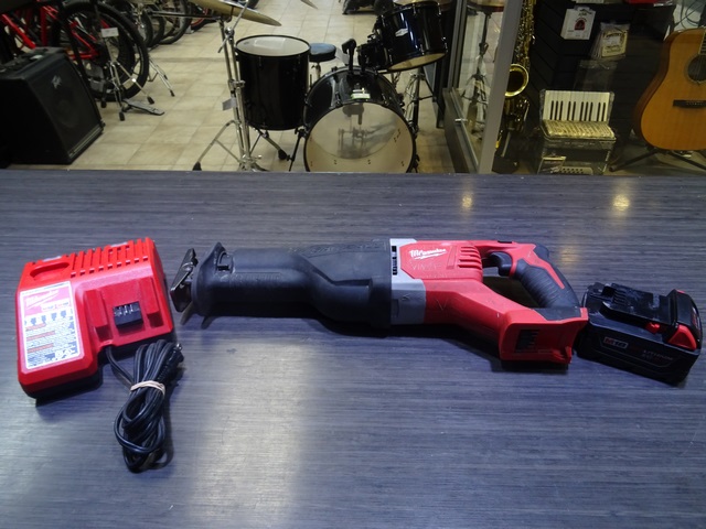 Scie va et Vient Sawzall + Batterie M18 xc 5.0AH + Chargeur