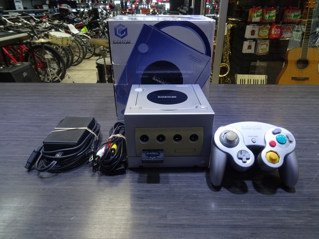 Console Nintendo Gamecube Platine + acc (comprend boite et carte memoire)