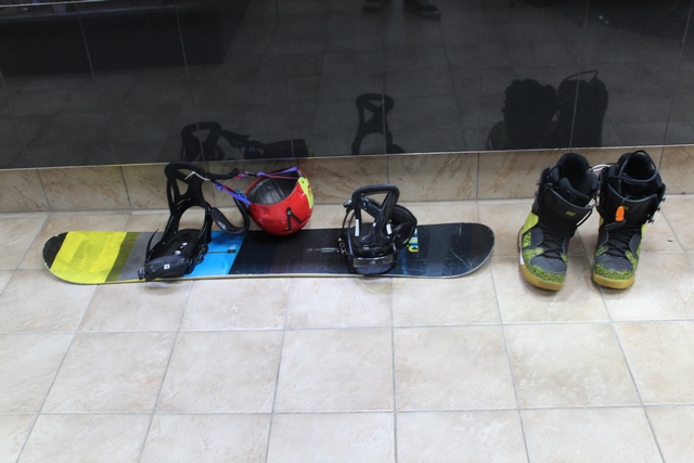 Planche de snow 148 cm + fix + bottes 11.5 US + casque