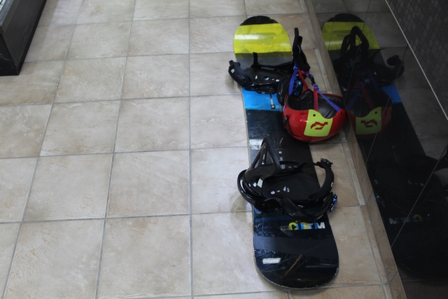 Planche de snow 148 cm + fix + bottes 11.5 US + casque - Image 2