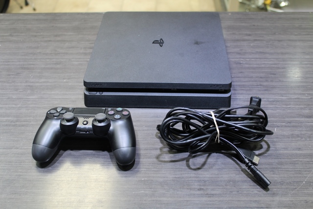 Console ps4 + acc (manette generique + manque porte disque dur)