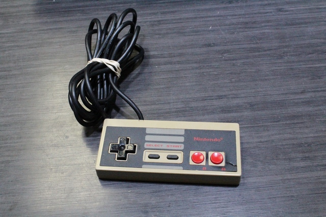 Console NES + 1 manette + acc  (console sans porte et defauts) - Image 4