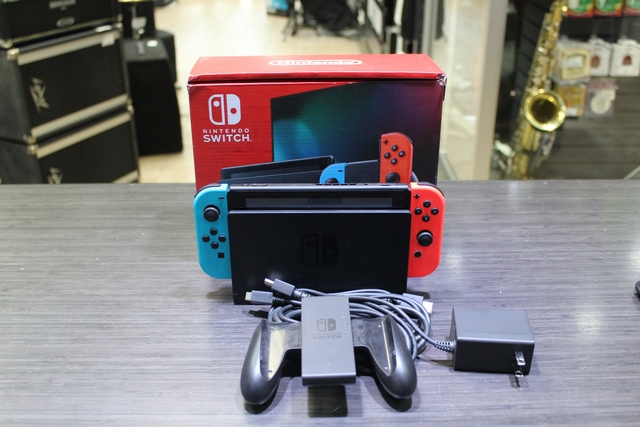 Console Nintendo Switch + station d accueuil (complet)