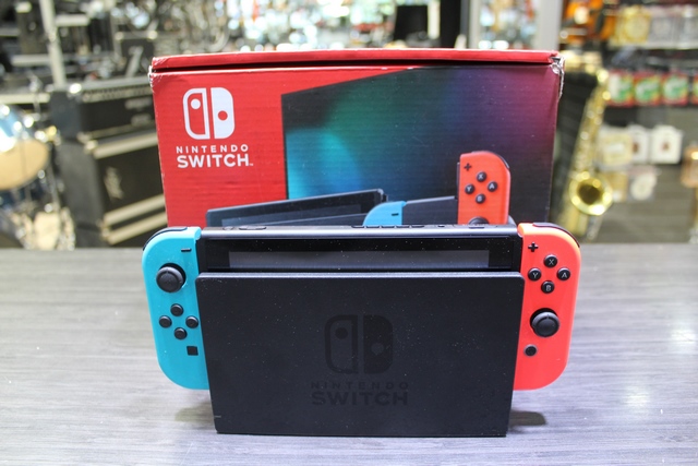 Console Nintendo Switch + station d accueuil (complet) - Image 2