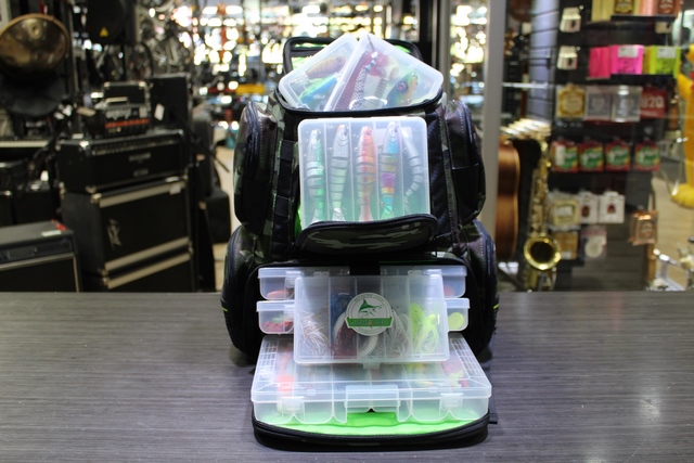 Sac a dos pour article de peche ( plusieurs appat ))