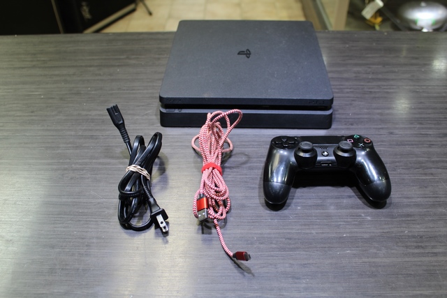 Console ps4 slim 1to + acc