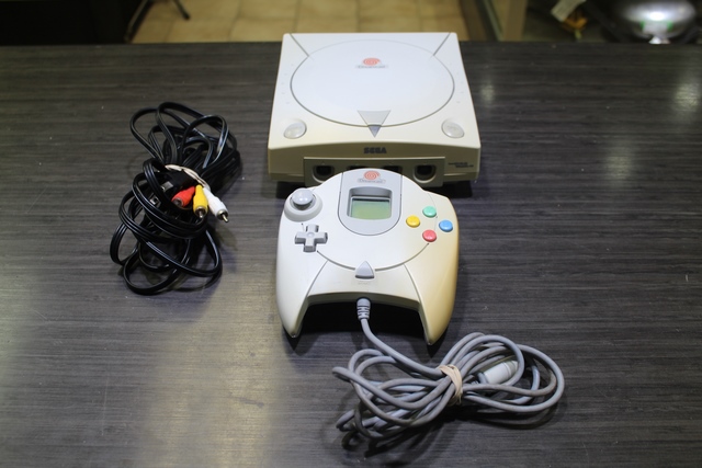 Console Dreamcast + acc avec VMU (legerement jaunis)