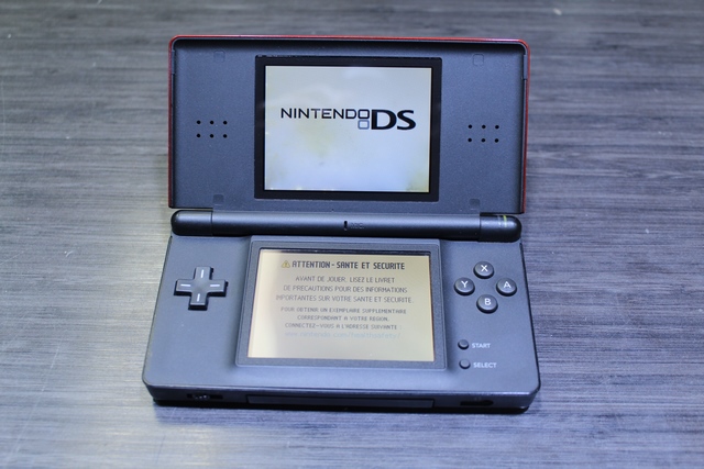 Console ds + chargeur (ecrans un peu brulees) - Image 2
