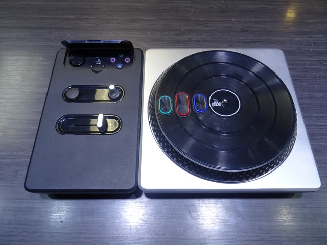 DJ Hero Turntable Controller + DJ Hero 2 - Image 3