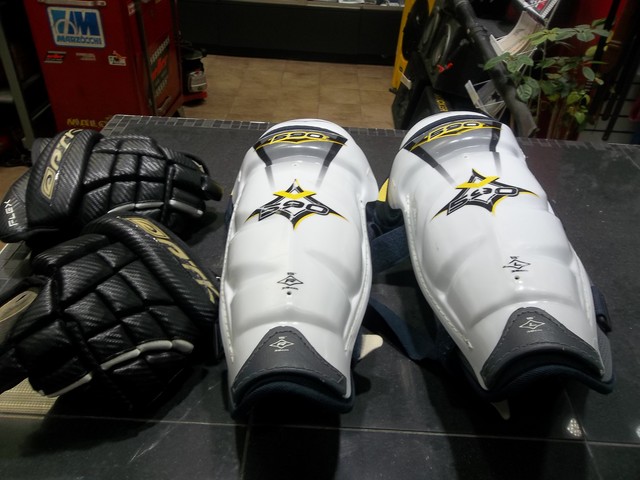 30.00 $ TX INCLUS LIQUIDATION gant +pad de jambe vic